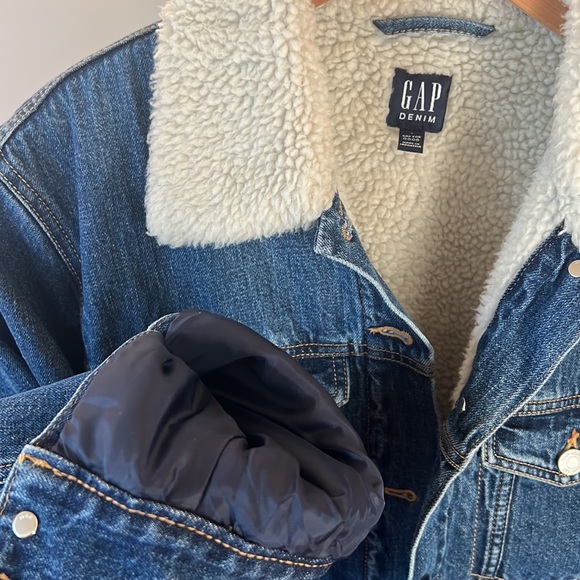 Oversized Women’s Gap Sherpa Lined Denim Trucker Jacket Size S NWT 💙💙 - Picture 6 of 6